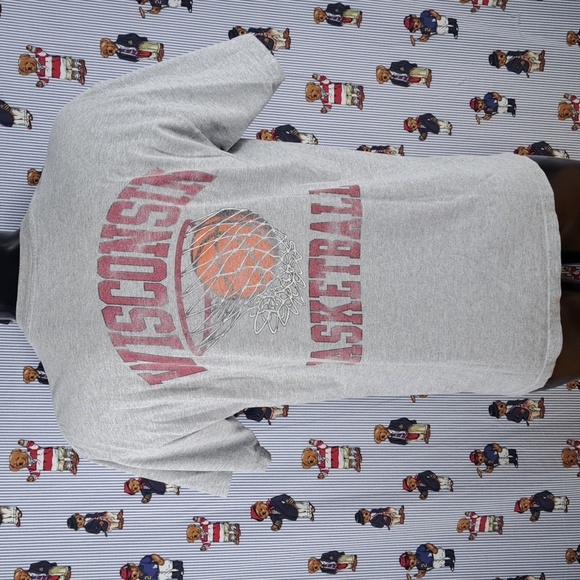 Wisconsin University Basketball back hoops spell out graphic grey red LG t-shirt - Picture 4 of 6